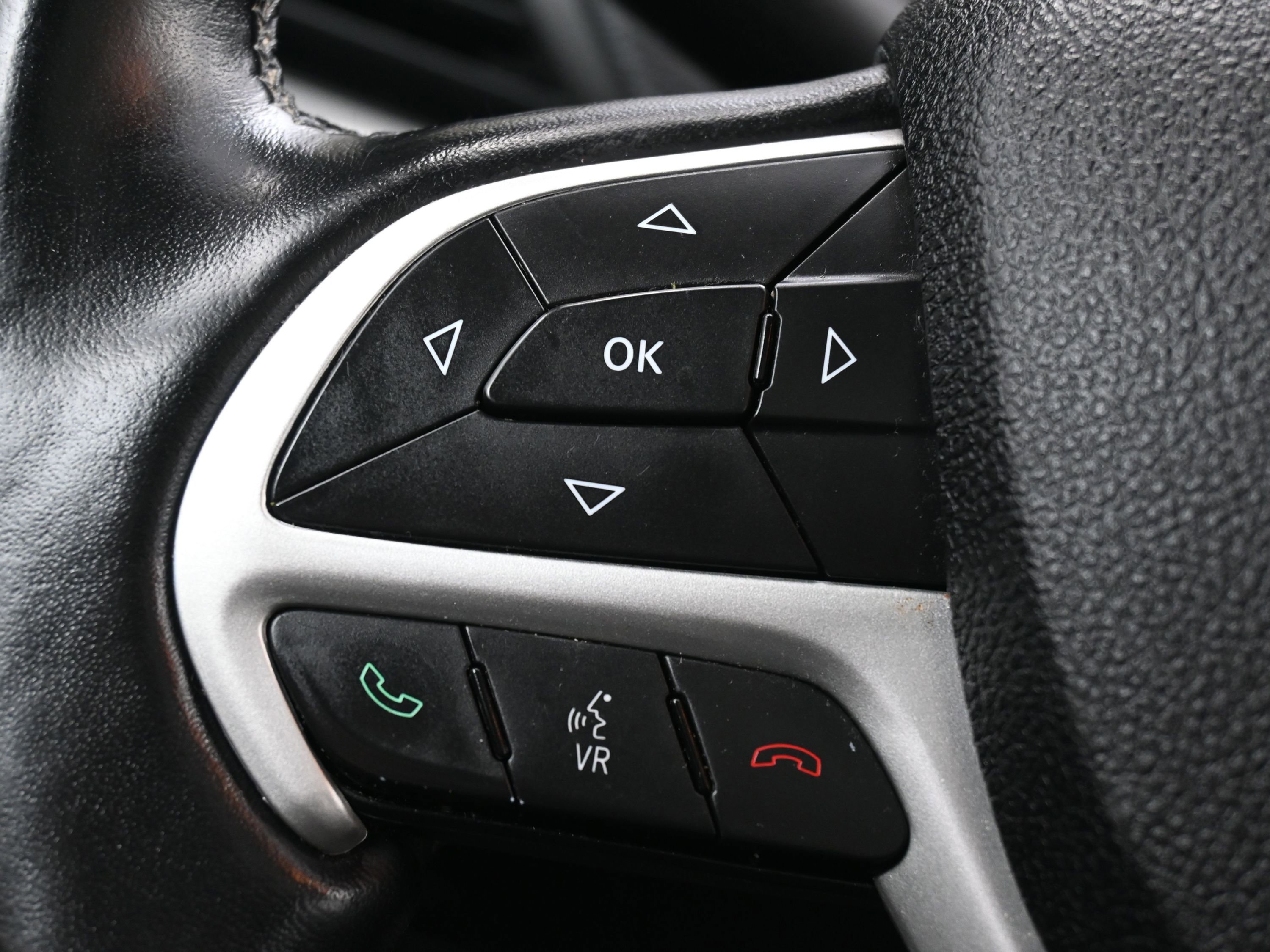 Used 2015 Jeep Cherokee Trailhawk w/ Comfort/Convenience Group image 32