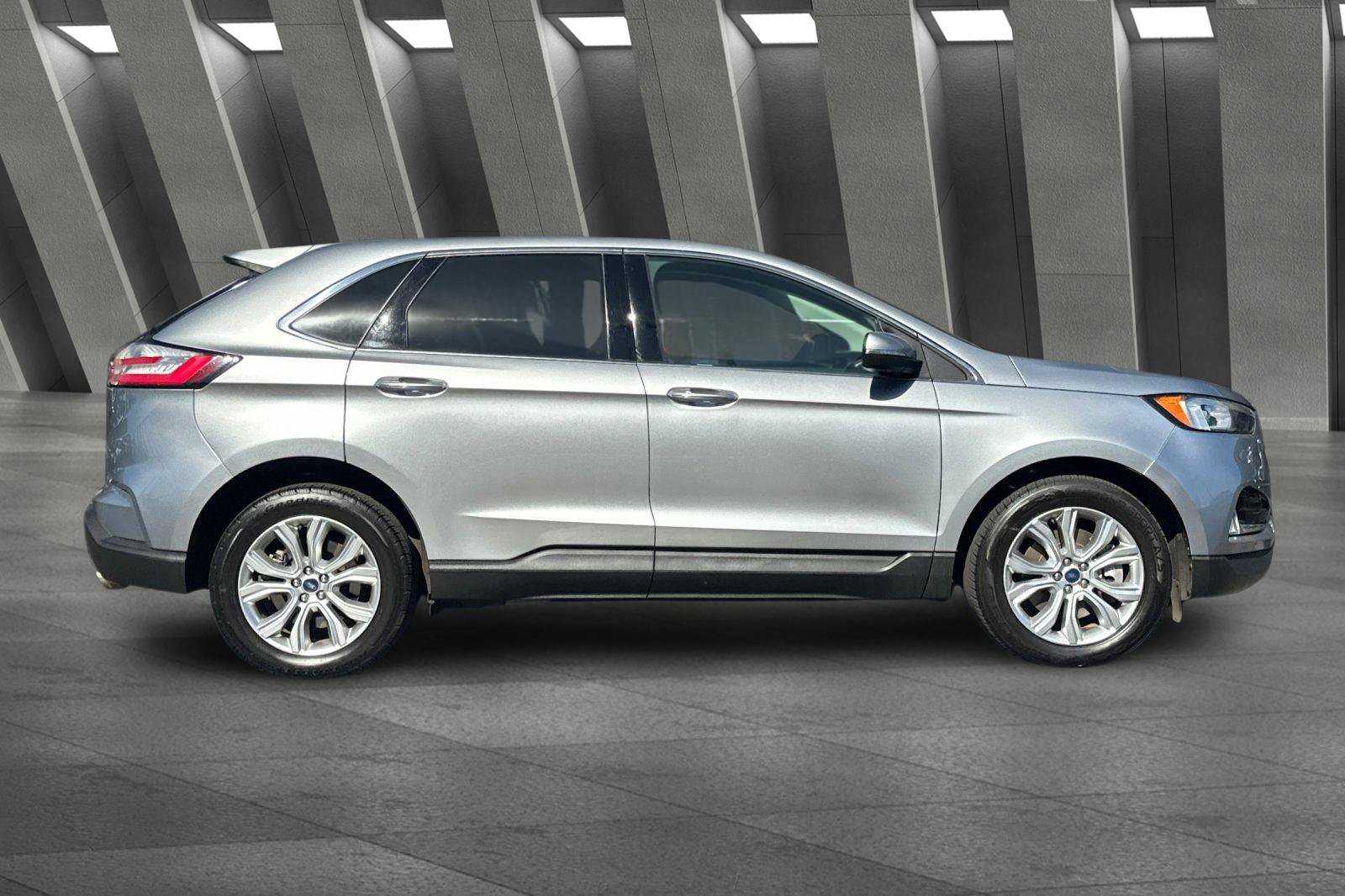 Used 2022 Ford Edge Titanium image 3