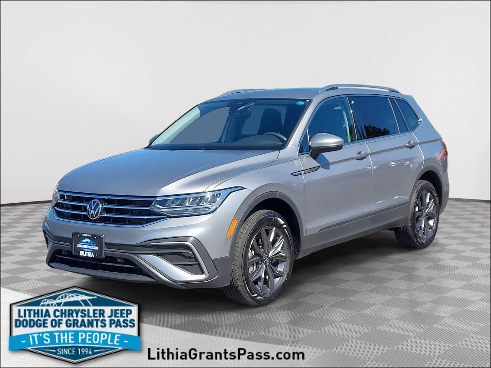 Used 2022 Volkswagen Tiguan SE AWD/4WD image 1