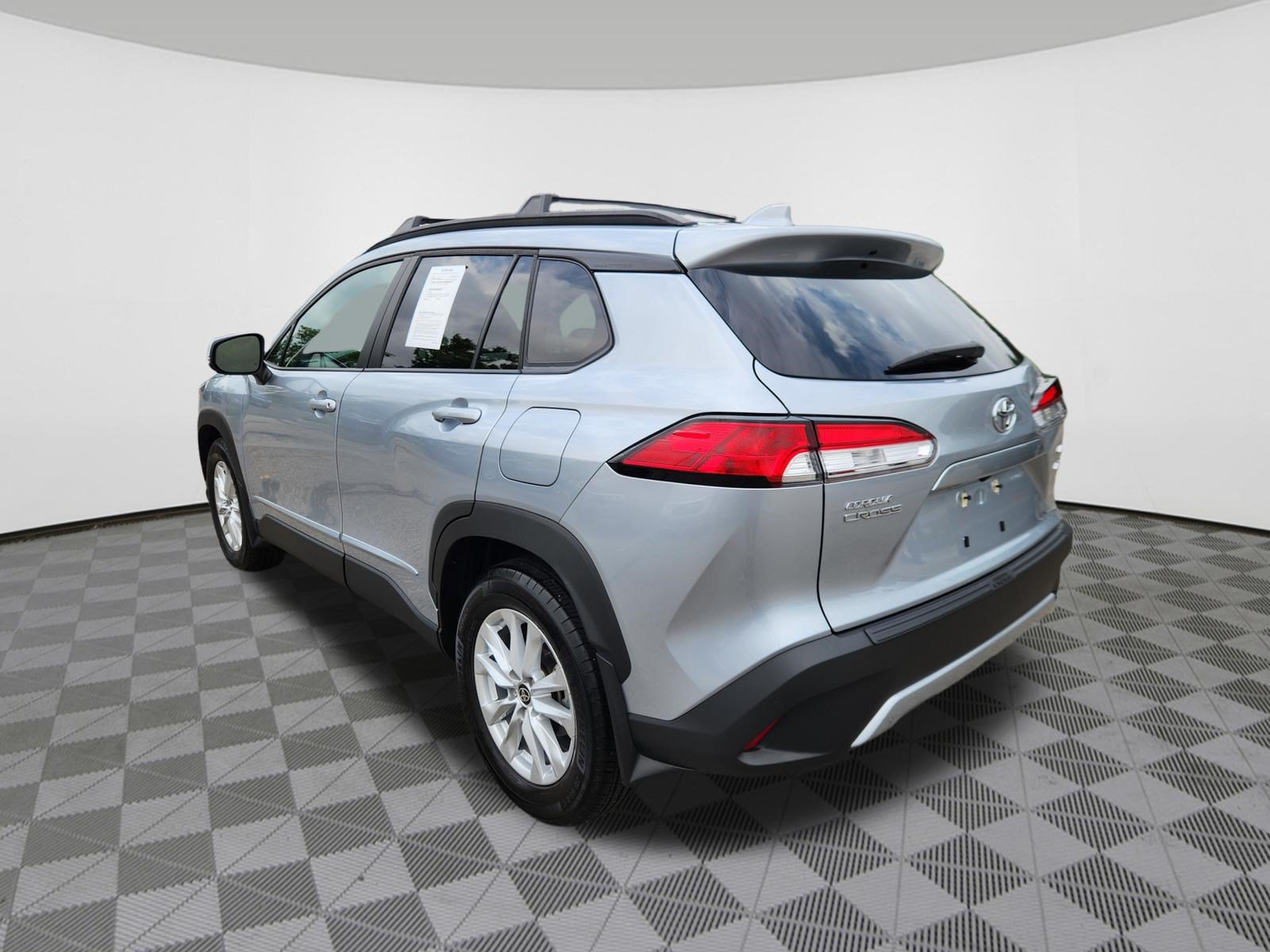 Used 2023 Toyota Corolla Cross LE w/ Moonroof Package AWD/4WD image 3
