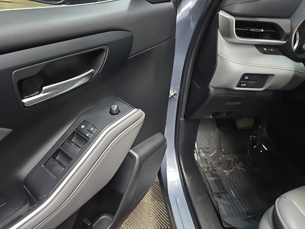 Used 2022 Toyota Highlander XLE AWD/4WD image 28