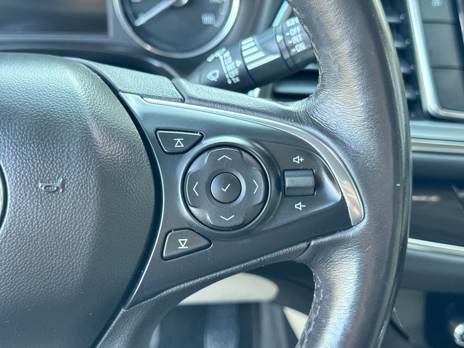 Used 2018 Buick Enclave Essence FWD image 27