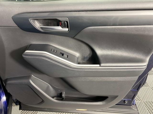 Used 2024 Toyota Highlander XLE AWD/4WD image 25