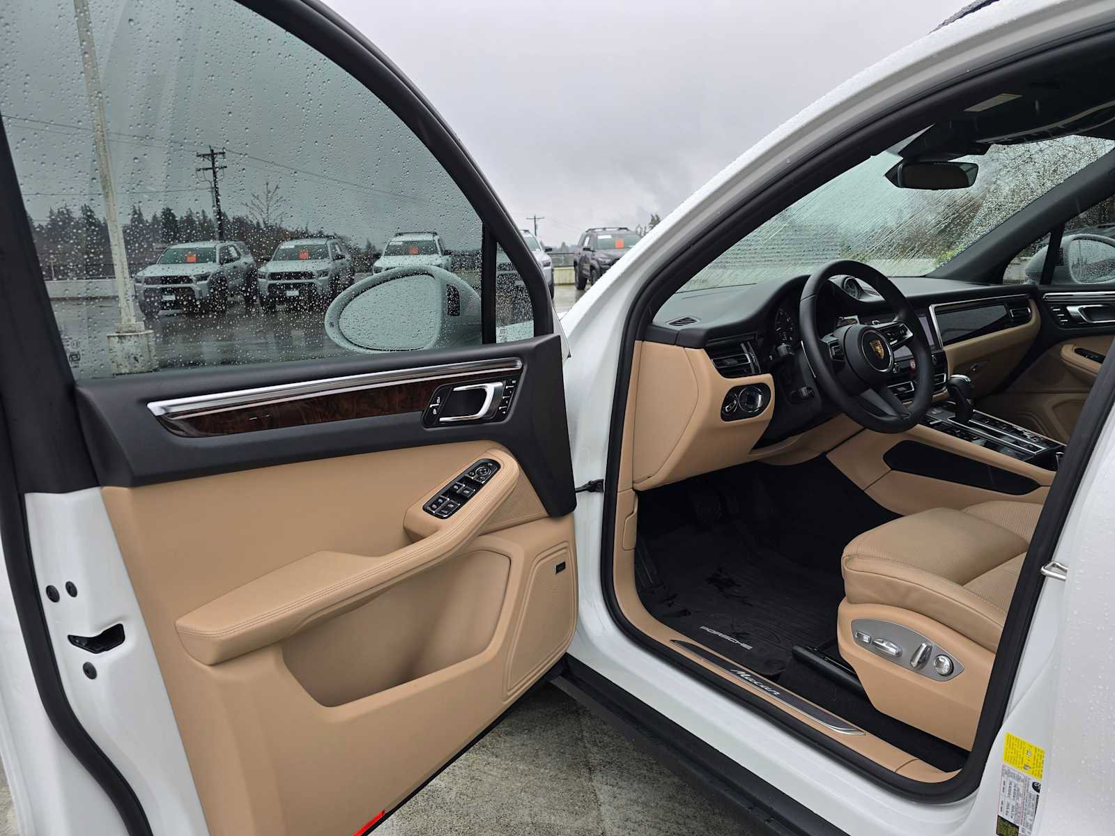 Used 2025 Porsche Macan image 19