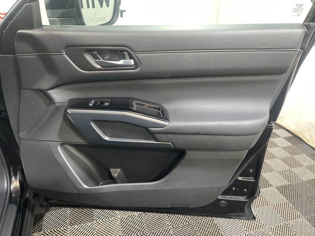Used 2025 Nissan Pathfinder SL image 12