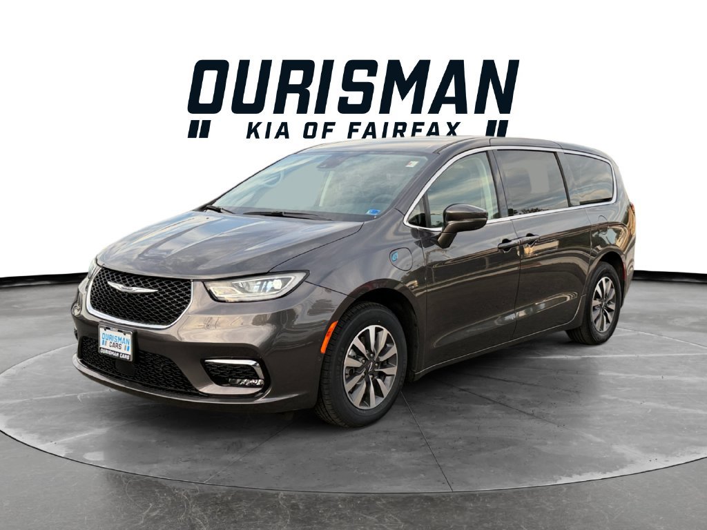 Used 2022 Chrysler Pacifica Touring-L w/ Uconnect Theater Family Group FWD image 2