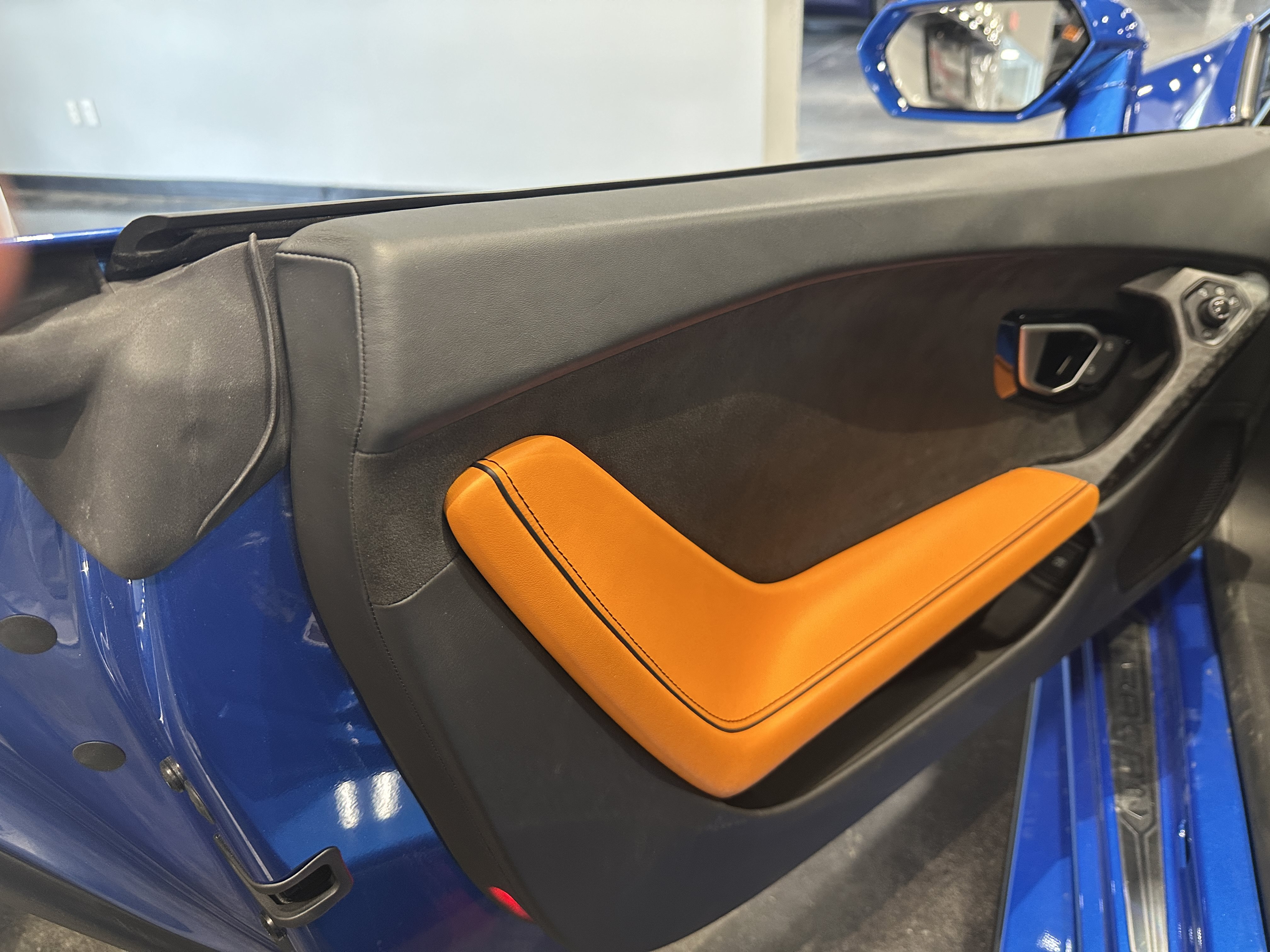 Used 2020 Lamborghini Huracan EVO RWD image 9