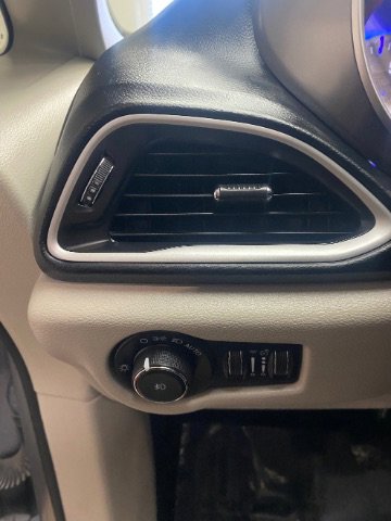 Used 2022 Chrysler Pacifica Touring-L image 26