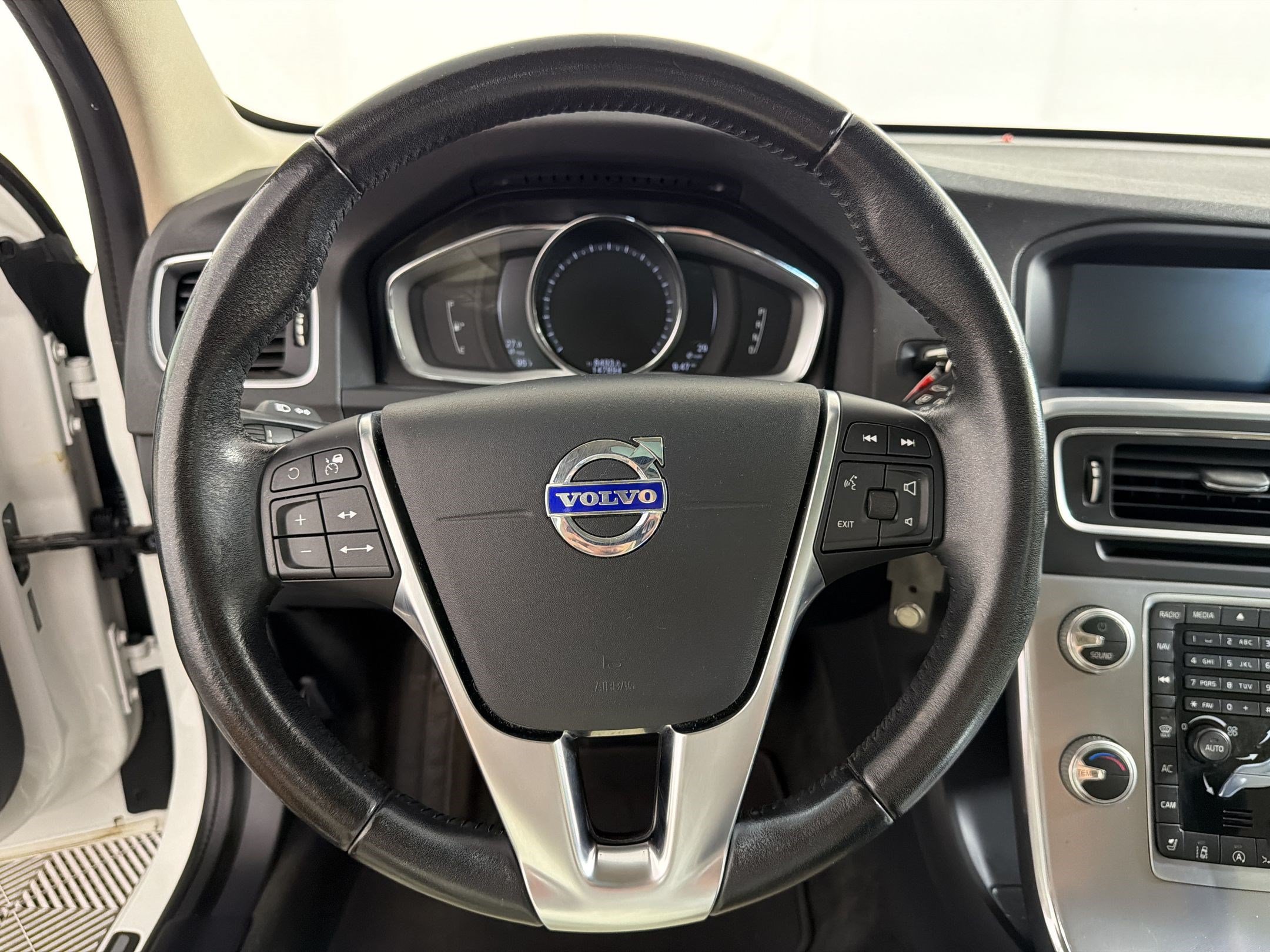Used 2018 Volvo V60 T5 Dynamic w/ Vision Package FWD image 11