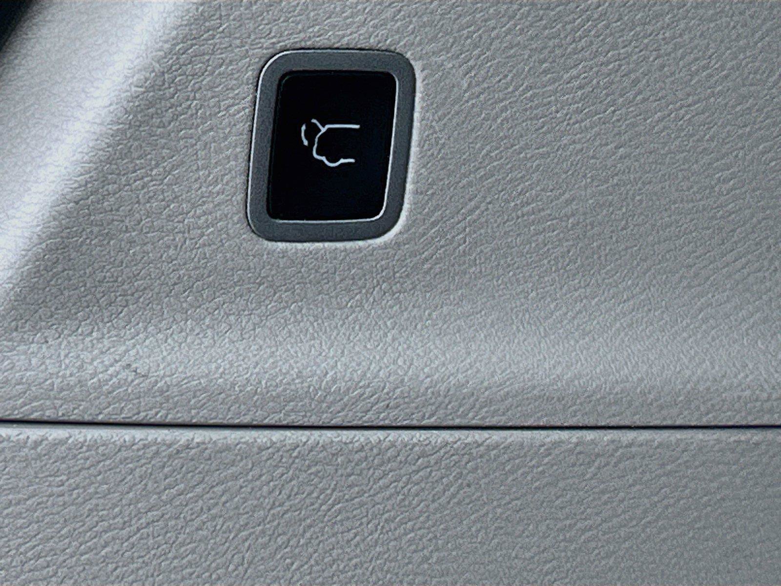 Used 2024 Chrysler Pacifica Touring-L FWD image 15