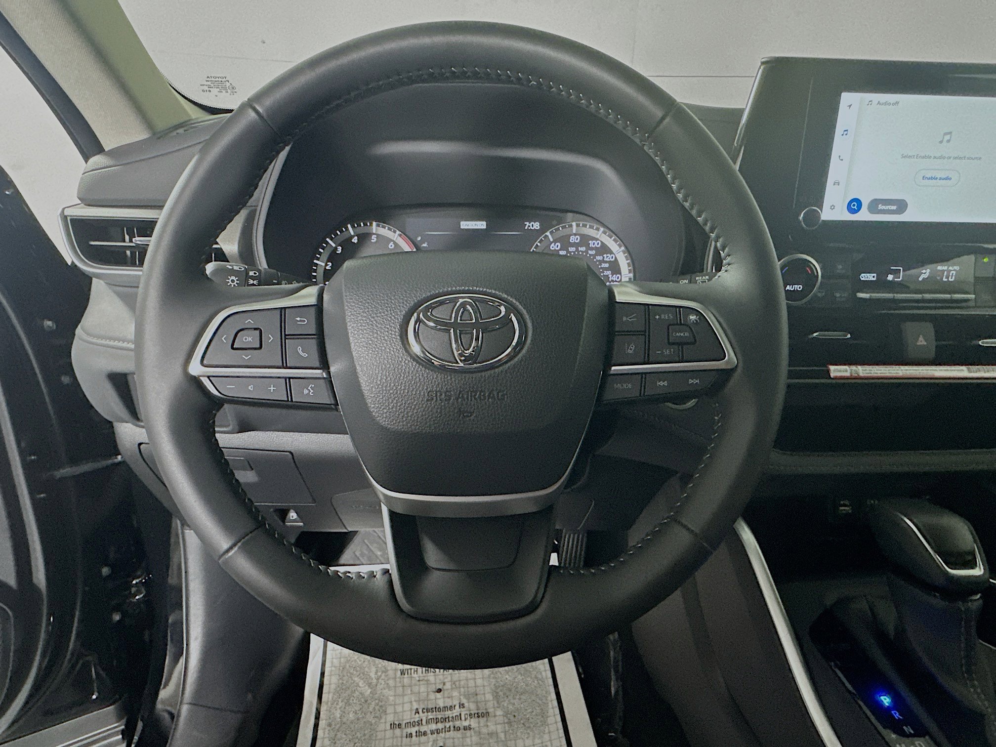Used 2025 Toyota Highlander LE FWD image 15
