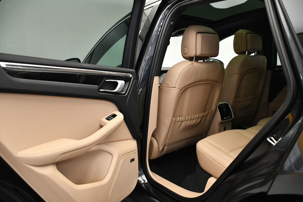Certified 2025 Porsche Macan image 42