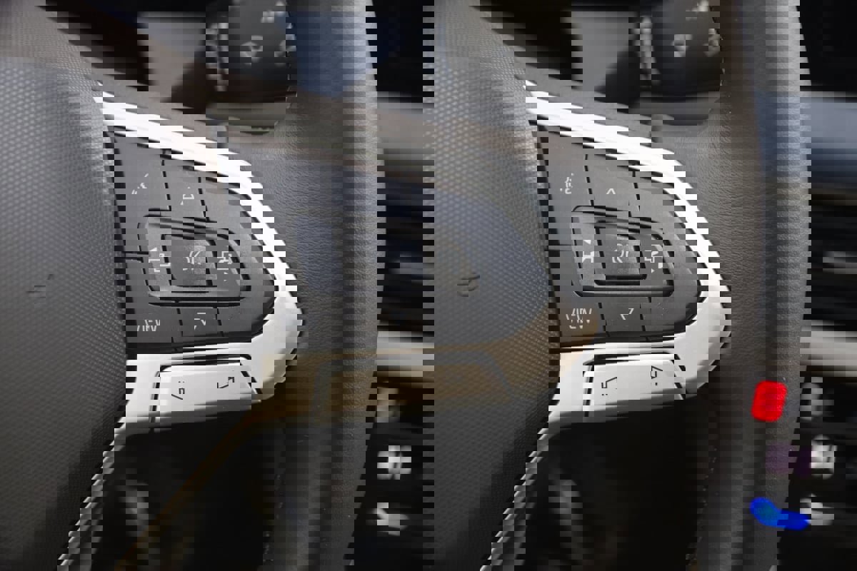 Used 2025 Volkswagen Jetta SE image 32