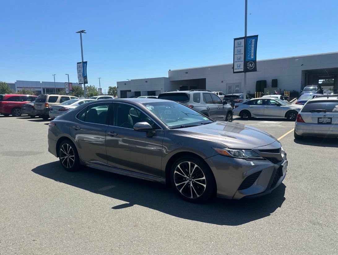 Used 2018 Toyota Camry SE FWD image 2