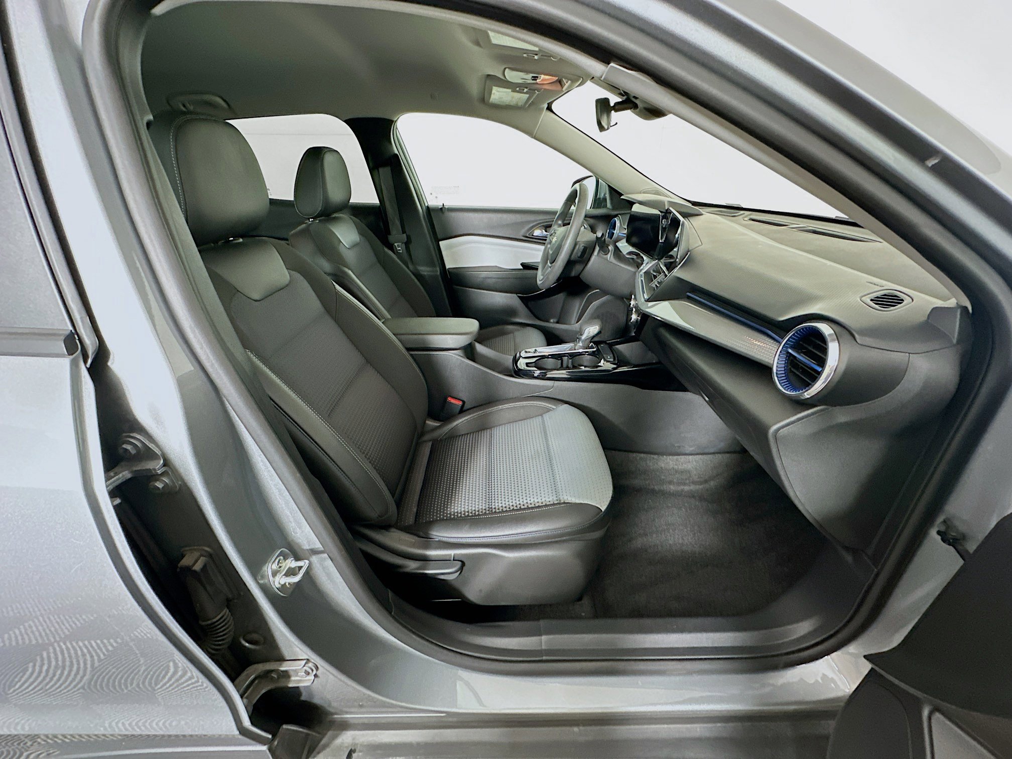 Used 2025 Chevrolet Trax LT image 28