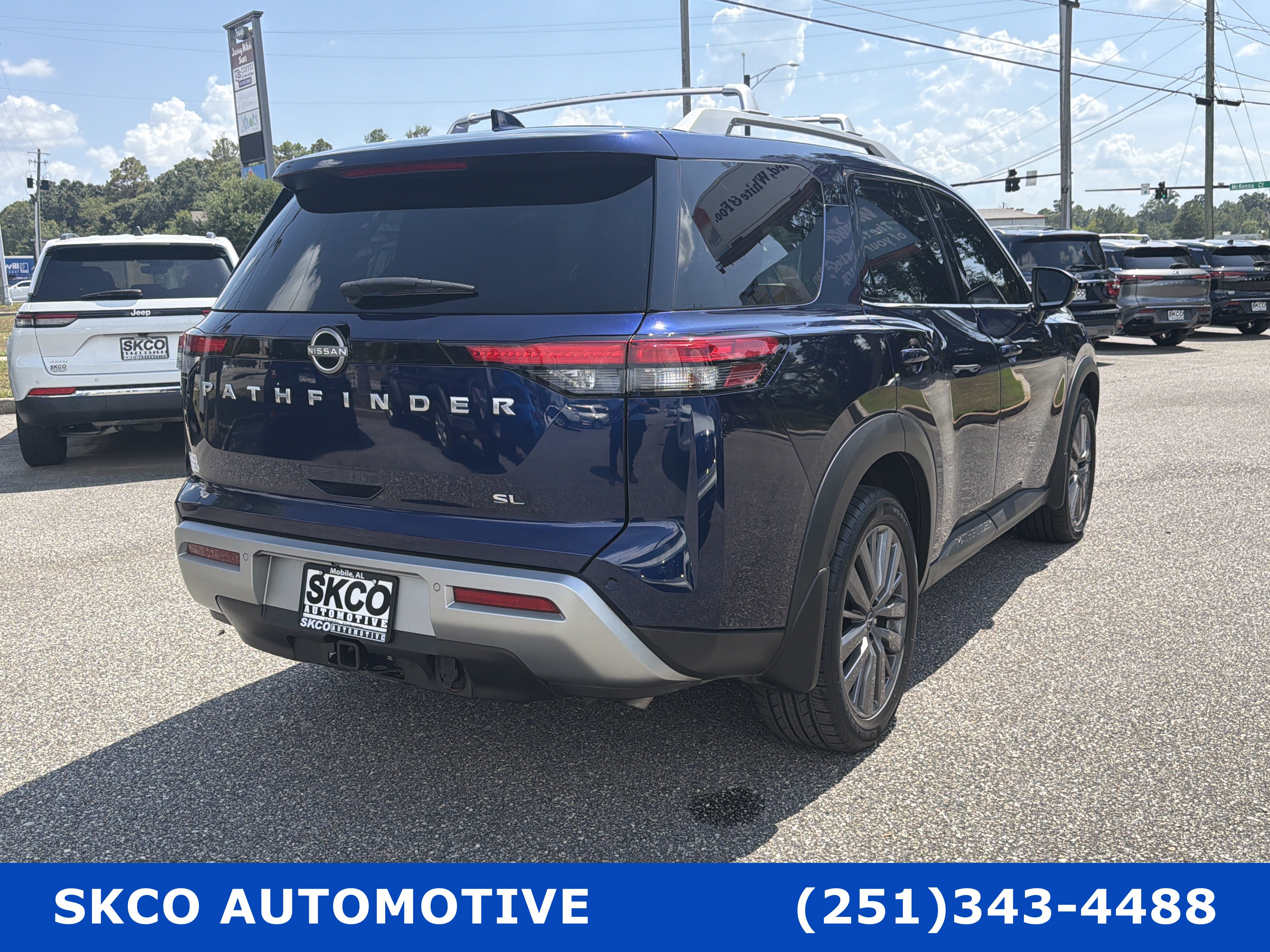 Used 2023 Nissan Pathfinder SL w/ SL Premium Package FWD image 5