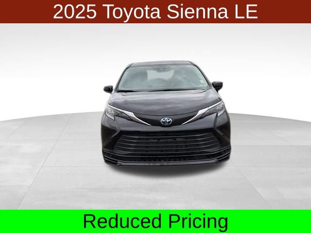 Used 2025 Toyota Sienna LE FWD image 2