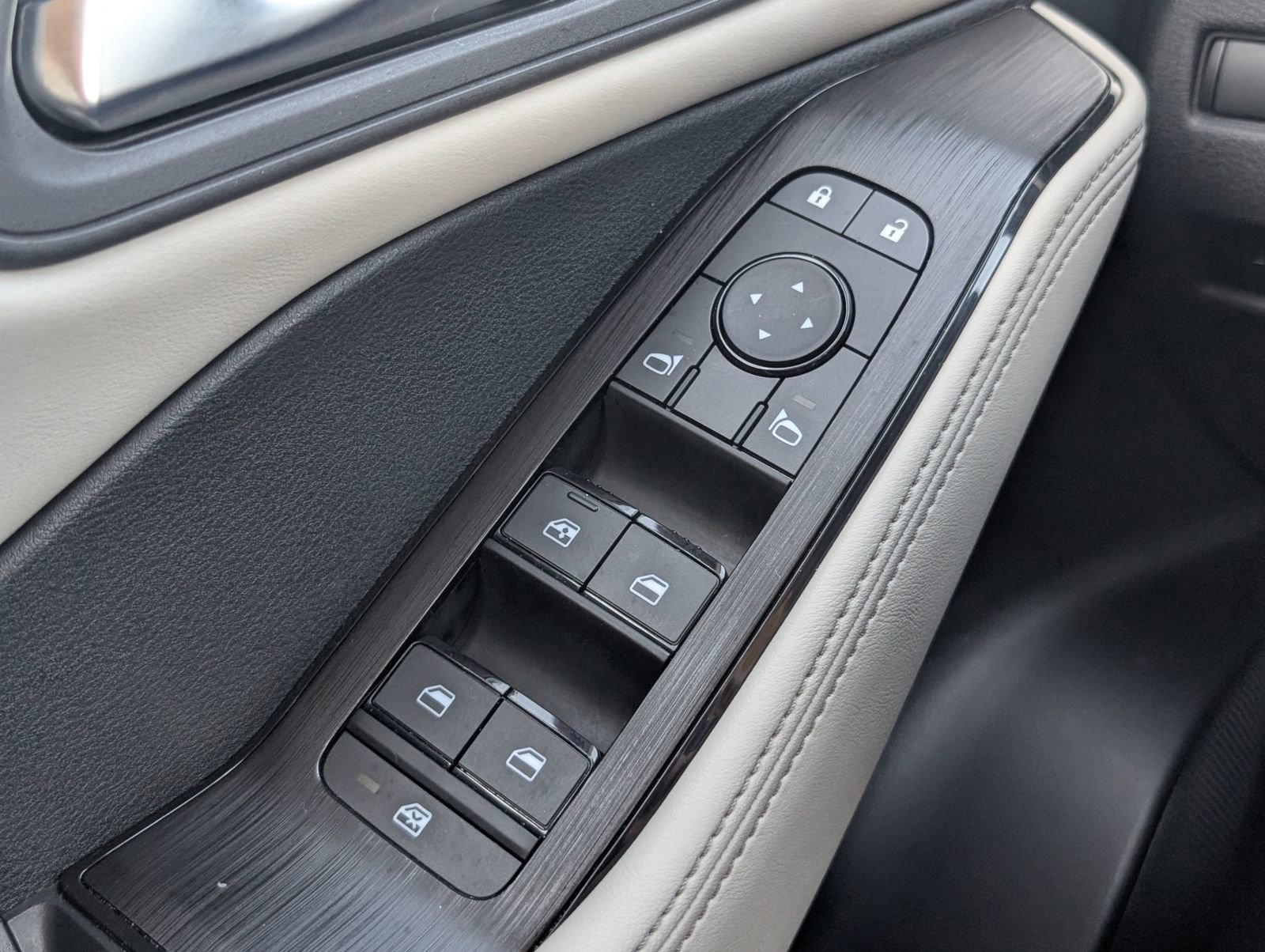 Used 2025 Nissan Rogue SV image 20