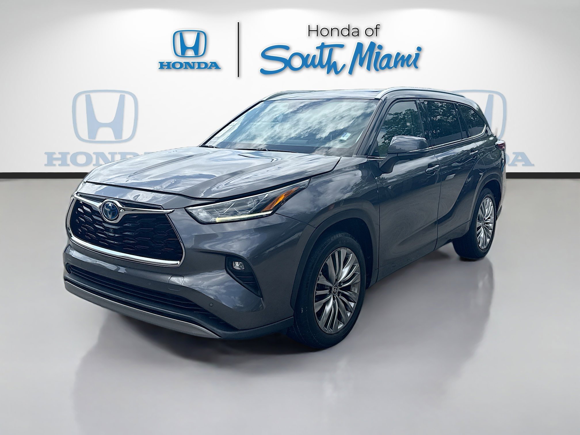 Used 2023 Toyota Highlander Platinum FWD image 3