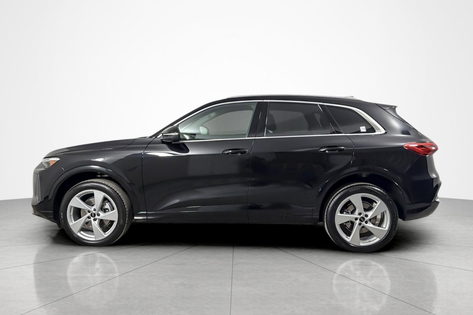 Used 2025 Audi Q5 Premium Plus w/ Premium Plus AWD/4WD image 2
