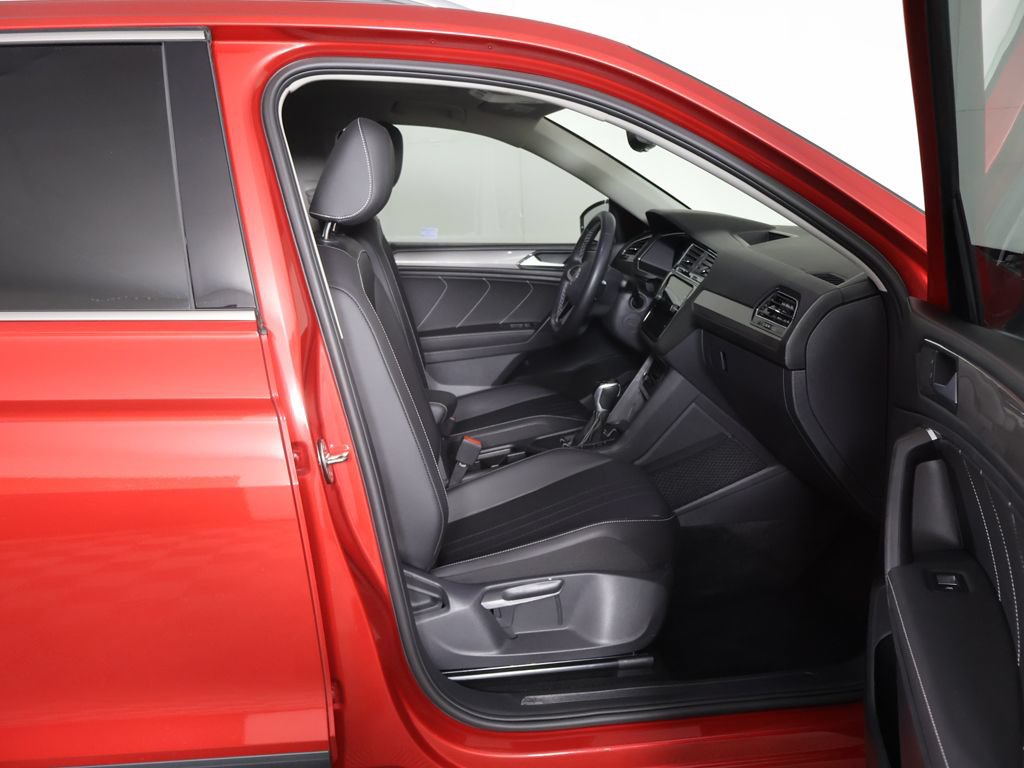 Used 2023 Volkswagen Tiguan SE w/ Panoramic Sunroof Package FWD image 32