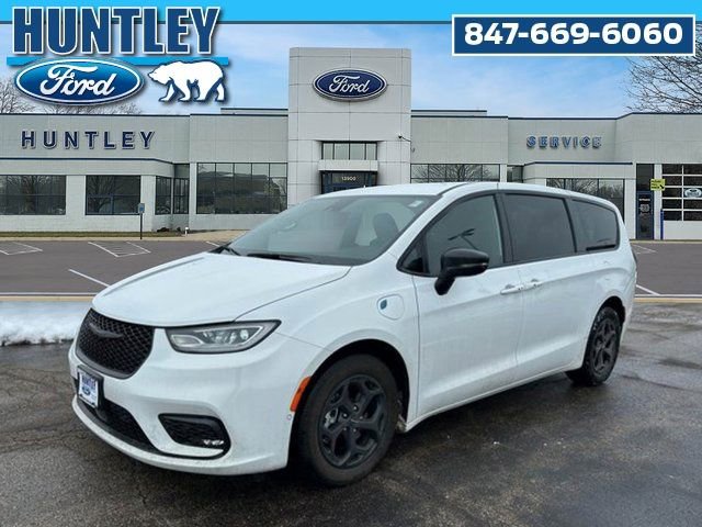 Used 2024 Chrysler Pacifica Select