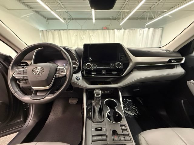 Used 2023 Toyota Highlander XLE AWD/4WD image 18