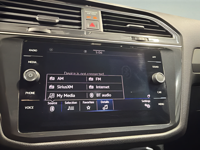 Used 2023 Volkswagen Tiguan SE w/ Panoramic Sunroof Package FWD image 19