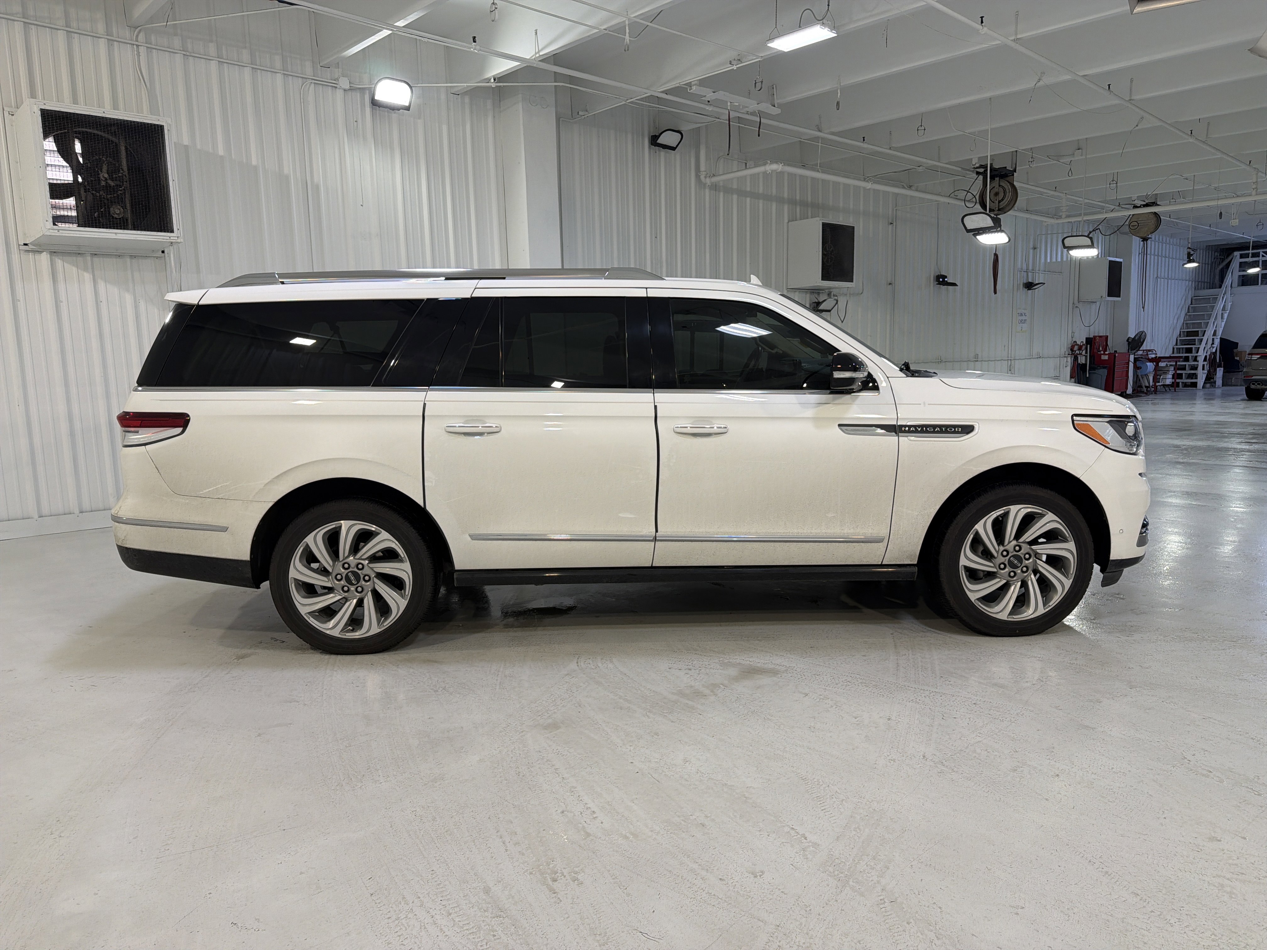 Used 2022 Lincoln Navigator L Reserve AWD/4WD image 6