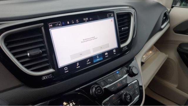 Used 2024 Chrysler Pacifica Touring-L FWD image 14
