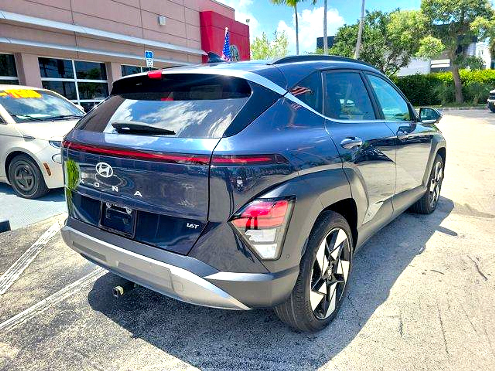 Used 2024 Hyundai Kona Limited FWD image 6