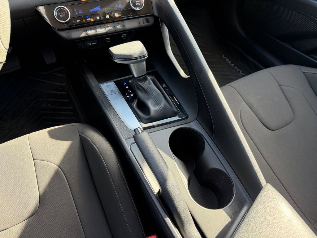 Used 2022 Hyundai Elantra SEL w/ Preferred Accessory Package image 16