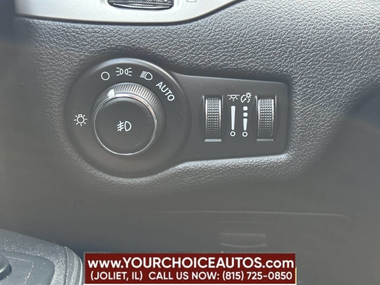 Used 2017 Jeep Cherokee Trailhawk w/ Cold Weather Group image 36
