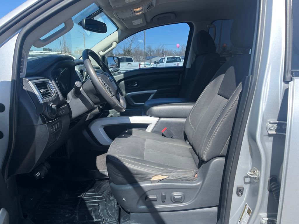 Used 2017 Nissan Titan SV image 14