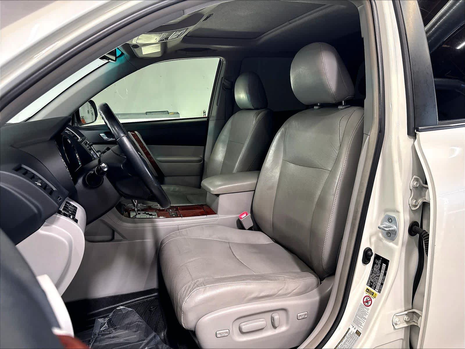 Used 2013 Toyota Highlander Limited AWD/4WD image 26