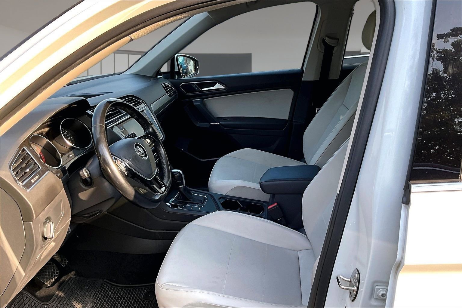 Used 2018 Volkswagen Tiguan SE FWD image 21