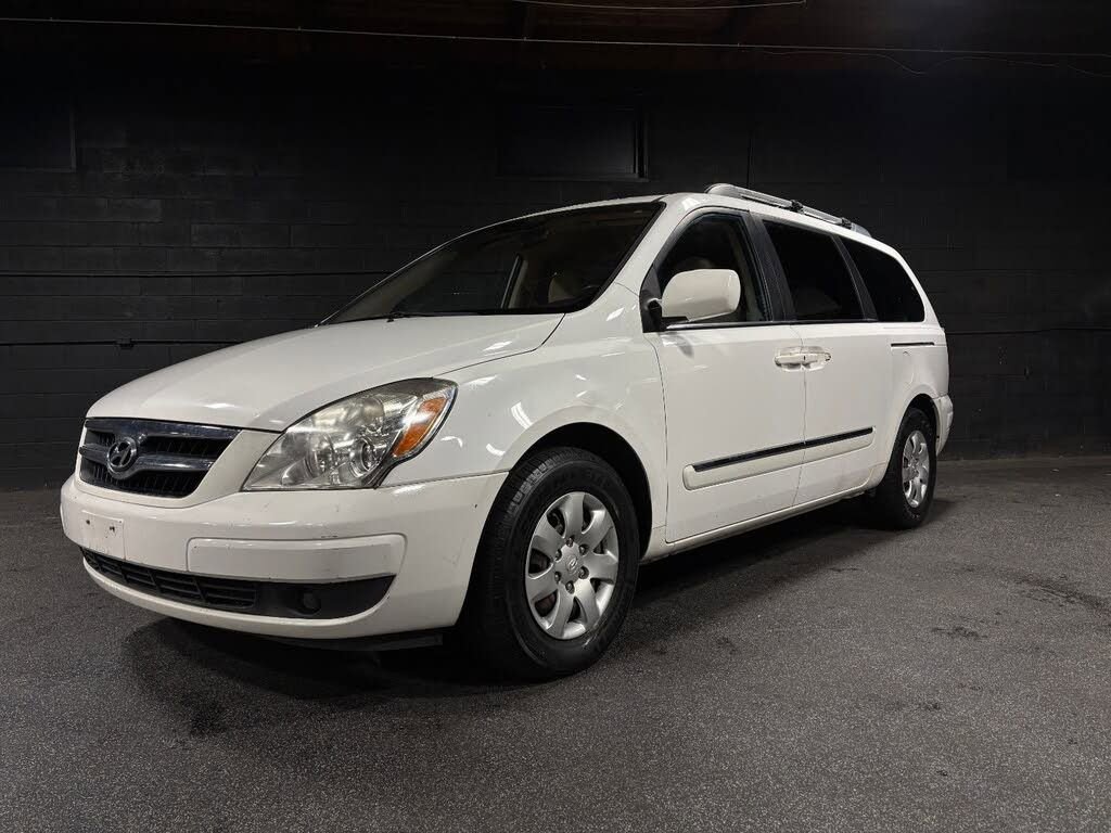 Used 2008 Hyundai Entourage image 1