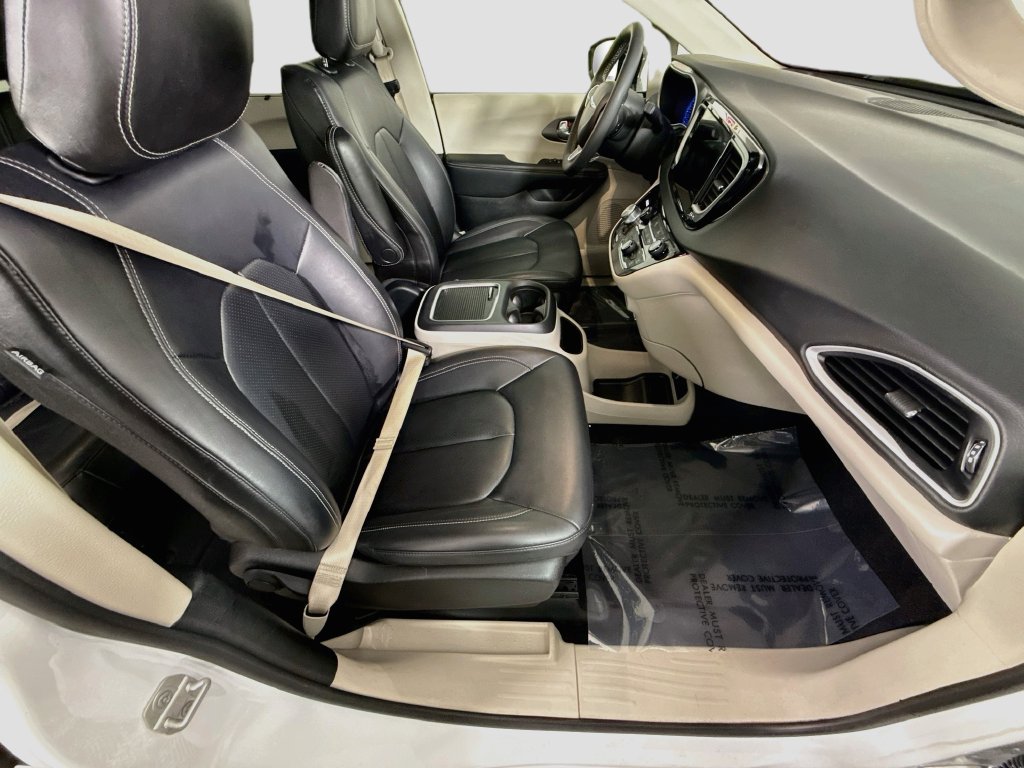 Used 2024 Chrysler Pacifica Touring-L FWD image 32