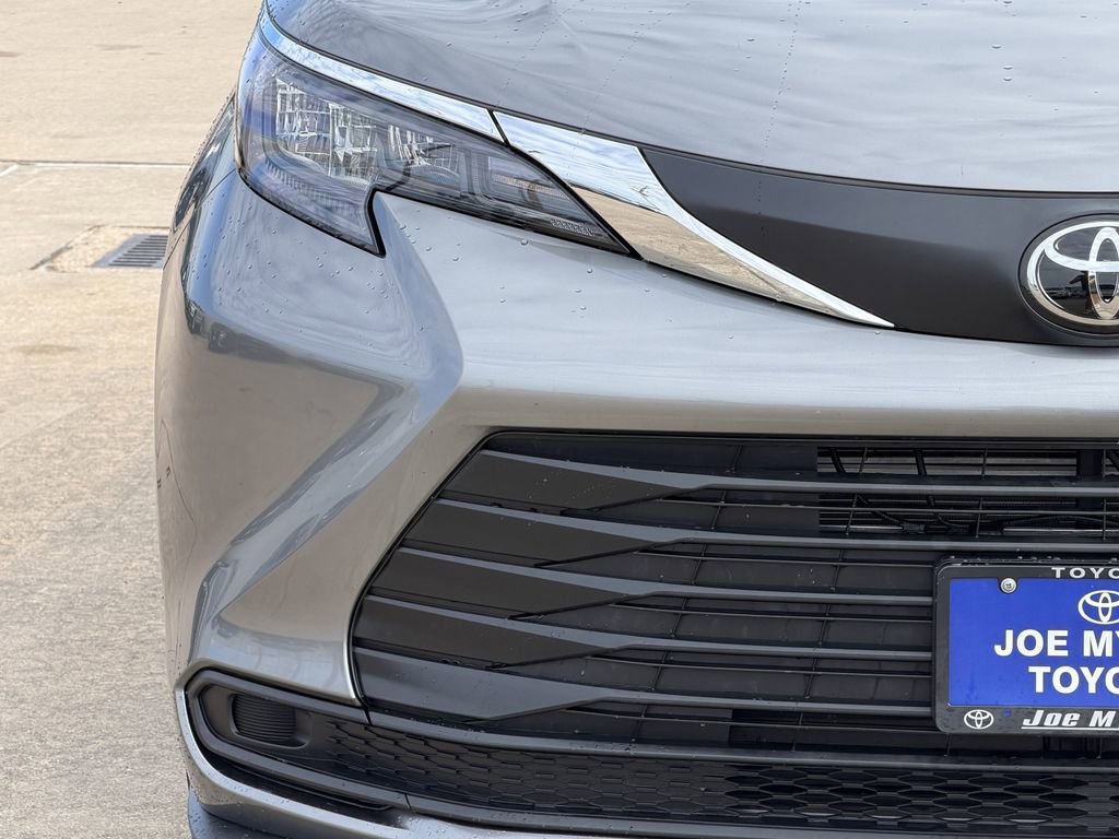 Used 2026 Toyota Sienna LE FWD image 5