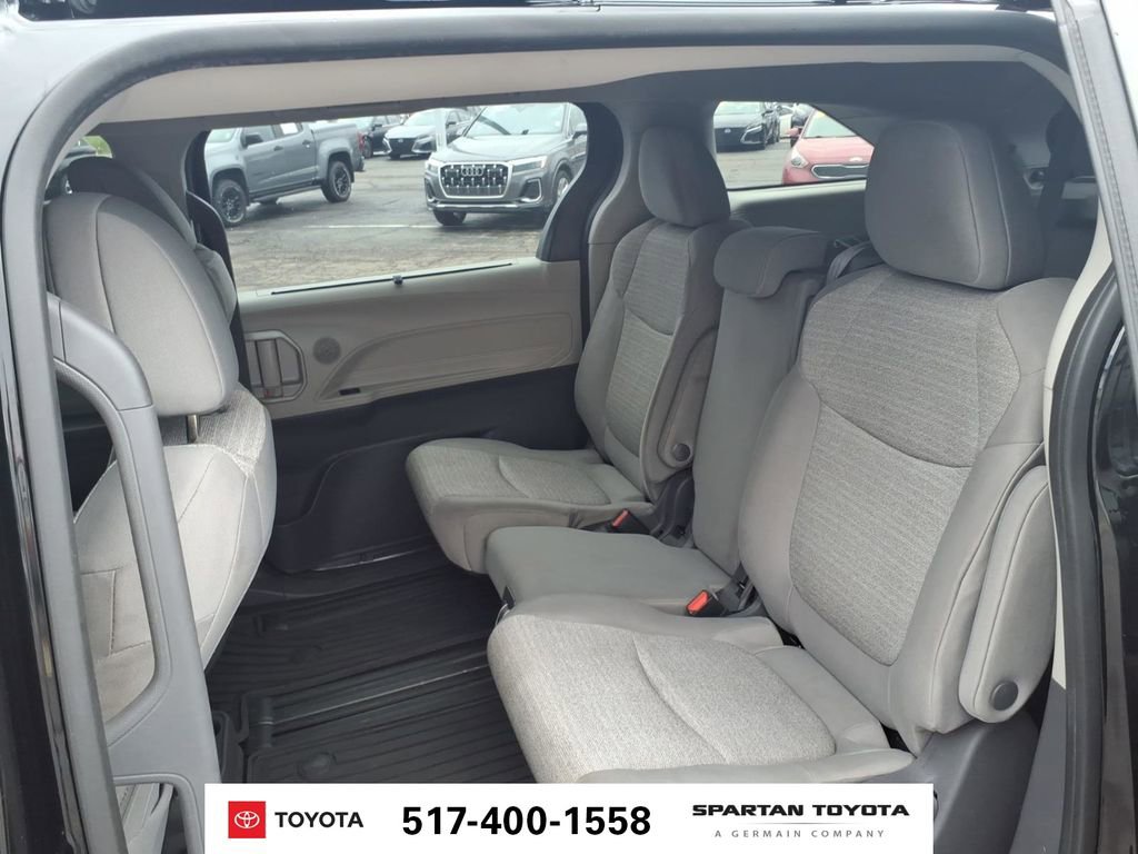Used 2021 Toyota Sienna LE AWD/4WD image 12