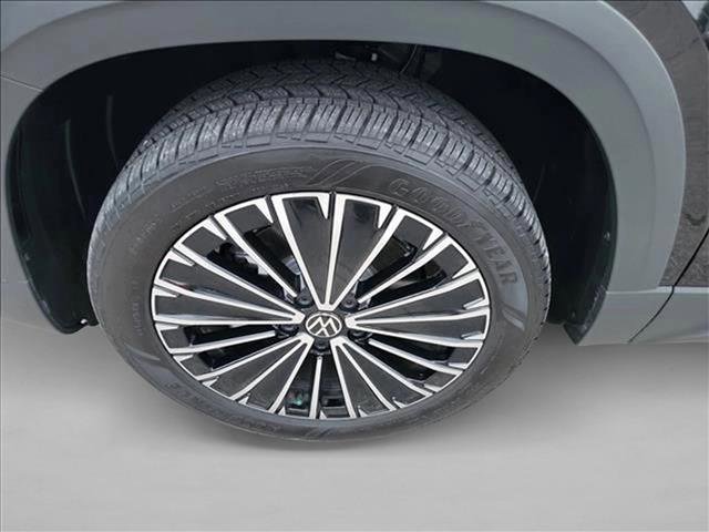 Used 2025 Volkswagen Taos SE w/ Panoramic Sunroof Package image 11