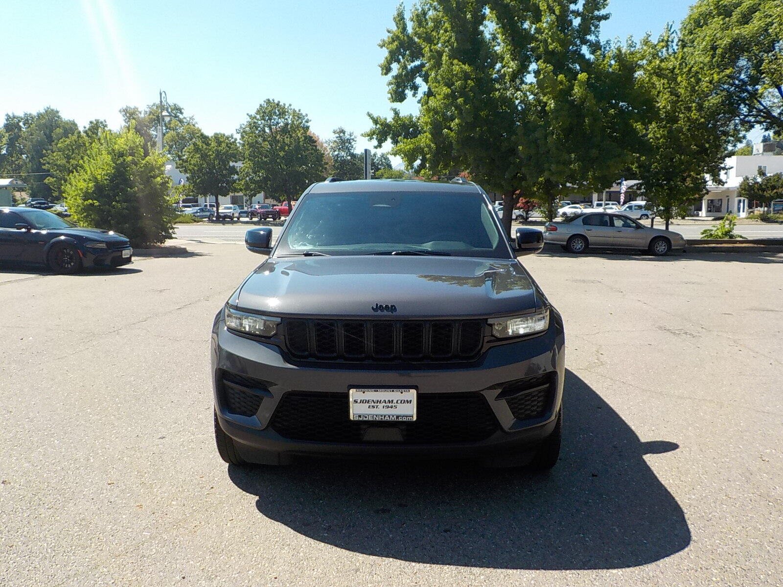 Used 2024 Jeep Grand Cherokee Altitude AWD/4WD image 2