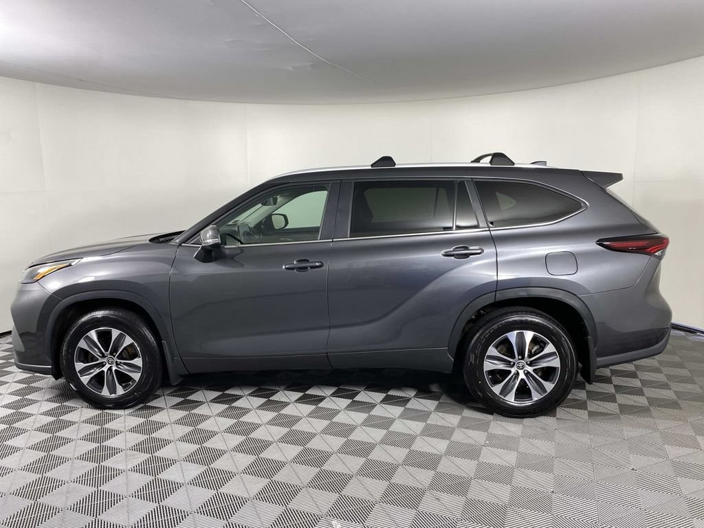Used 2024 Toyota Highlander XLE AWD/4WD image 5