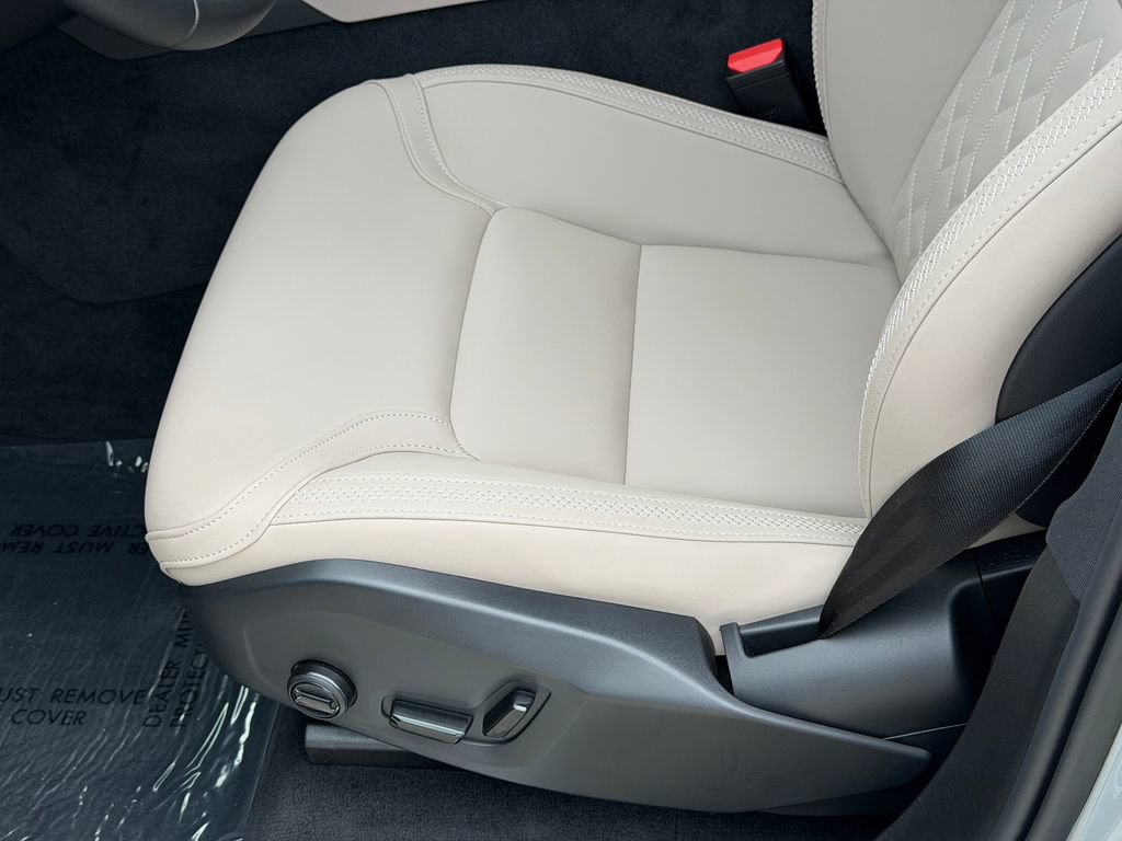 New 2026 Volvo XC90 B6 Plus w/ Protection Package Premier AWD/4WD image 16