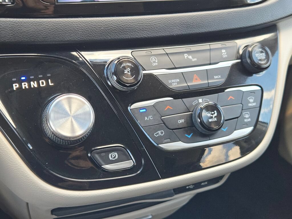 Used 2017 Chrysler Pacifica Touring FWD image 31