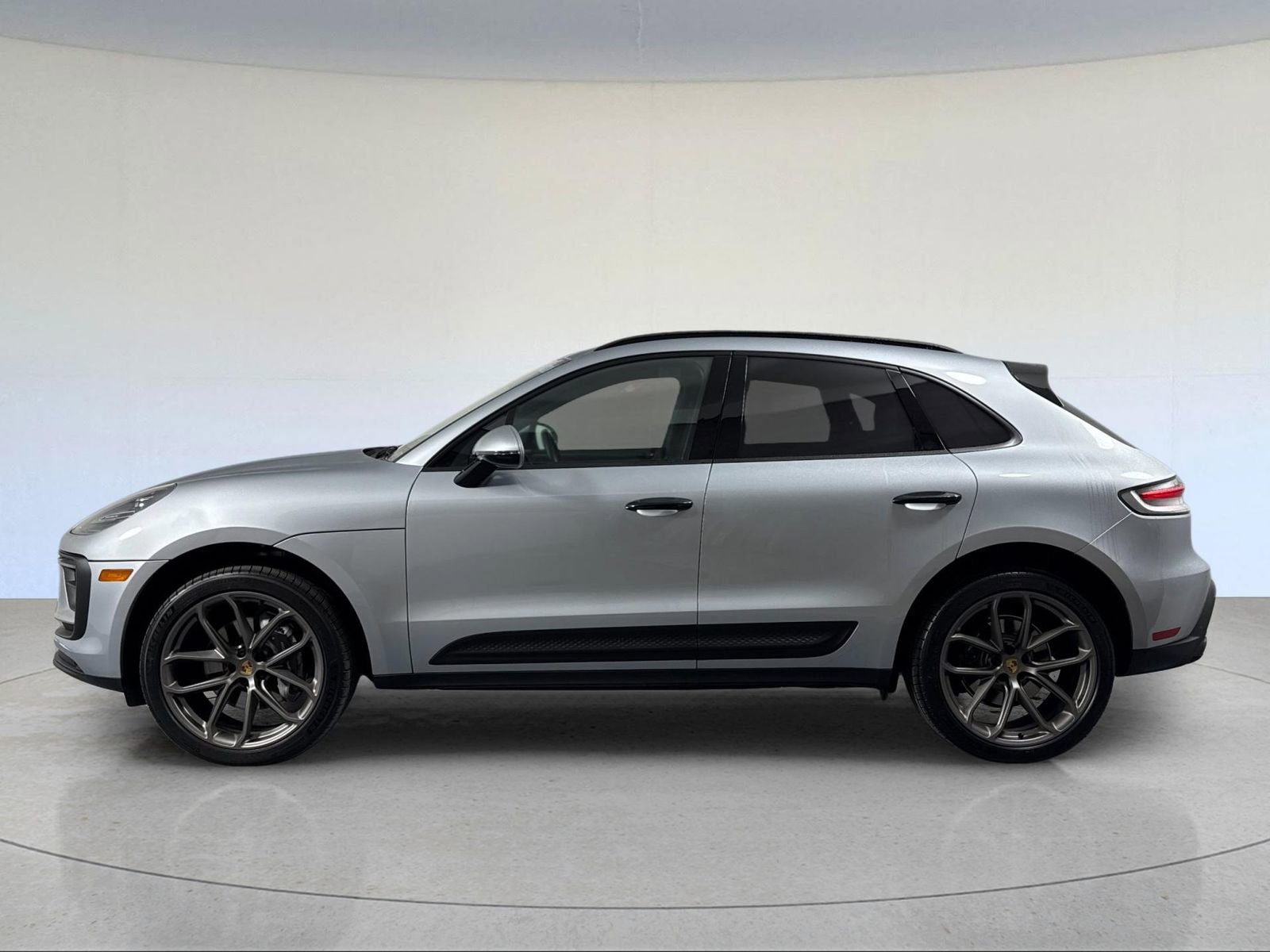 Certified 2022 Porsche Macan image 2