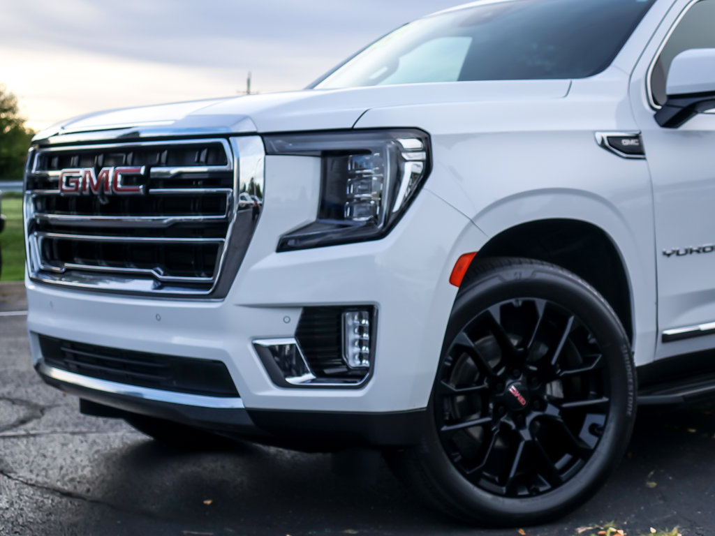 Used 2023 GMC Yukon SLT w/ SLT Luxury Package AWD/4WD image 3