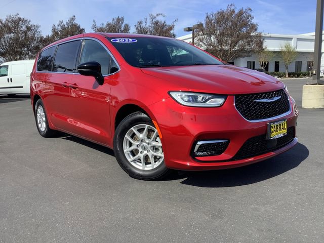 Used 2025 Chrysler Pacifica Select image 2