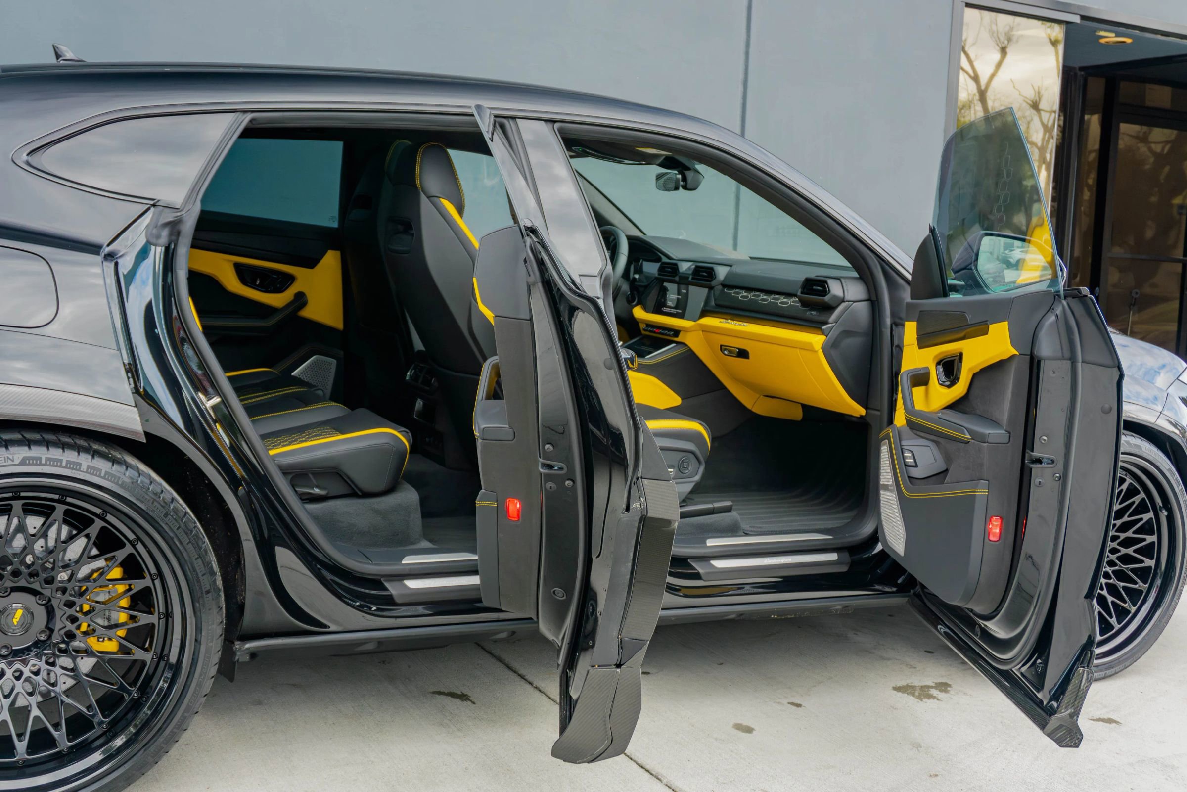 Used 2025 Lamborghini Urus SE image 64