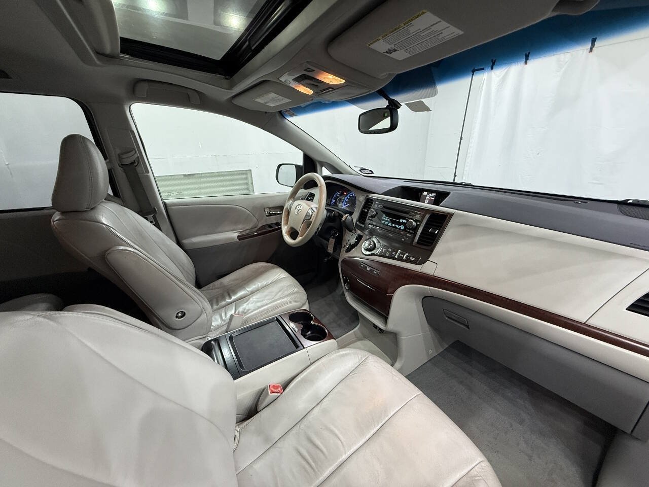 Used 2011 Toyota Sienna XLE FWD image 15